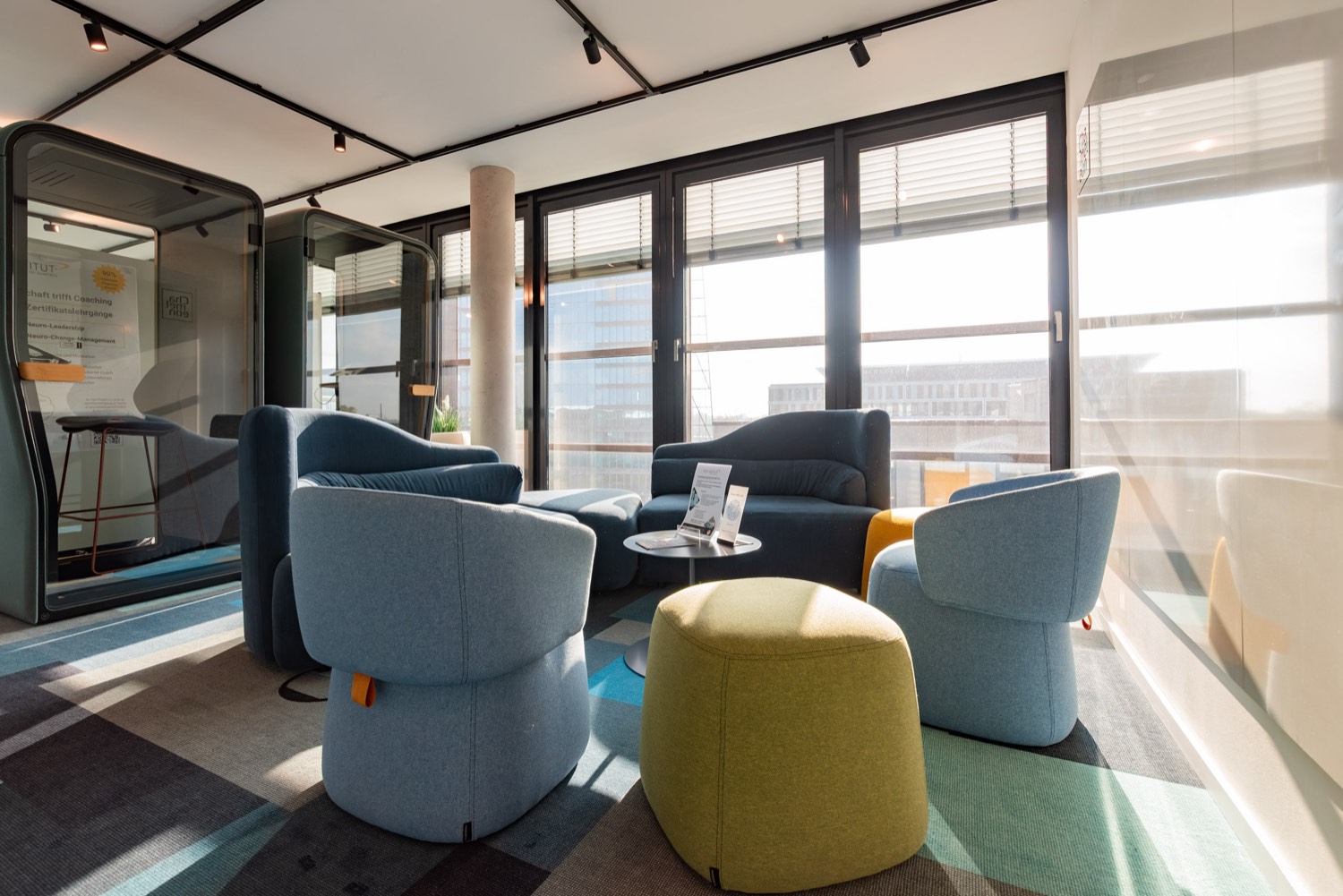 Lounge im ROTH INSTITUT mit Sitzgruppe und Meeting-Booths, Blick über die Bremer Überseestadt