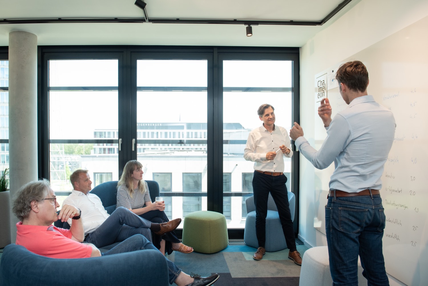 Zwei Führungskräfte im Gespräch während eines Workshops im ROTH INSTITUT